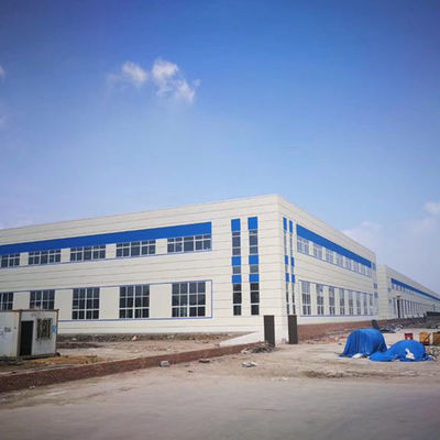 PEB Steel Buildings Fertigungswerkstatt mit Lackierlösungen zum Schutz vor Rost und Umweltauswirkungen