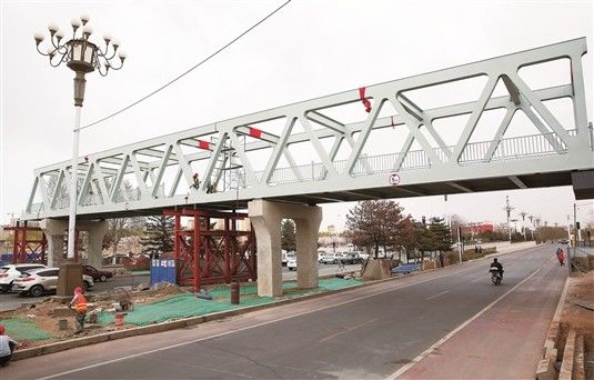 Ingenieur-Anleitung für die Installation einer Stahlkonstruktionsbrücke, die den seismischen Kräften standhalten soll. Stahlkonstruktions-Werkstatt-Lager-Design