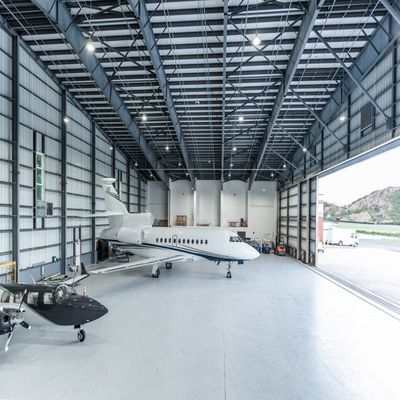 Vorgefertigtes Flugzeughangar aus Metall mit Wellblechdach und Windlastbeständigkeit 100 km/h