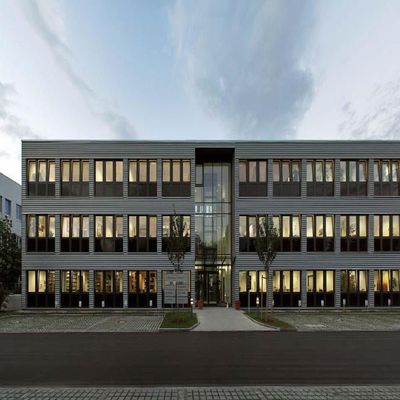 Anpassbares Apartmentgebäude mit vorgefertigter Stahlkonstruktion und mehrstöckigen Fenstern aus Aluminiumlegierung für den Hotelbau
