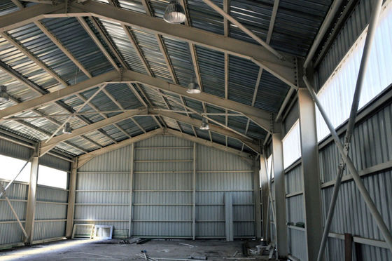 Werkstatt für Stahlkonstruktionen mit Verkleidung / Sandwich-Panel