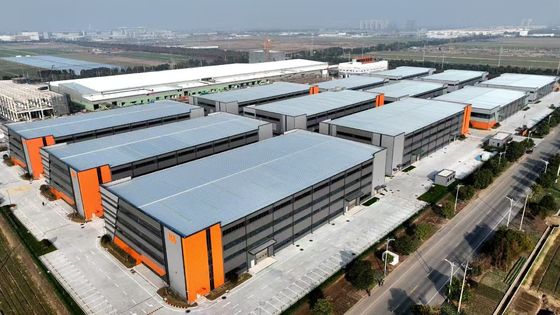 Vorgefertigtes Stahlgebäude mit EPS- oder Rockwool-Sandwichplatten und verzinkter oder gestrichener Oberfläche