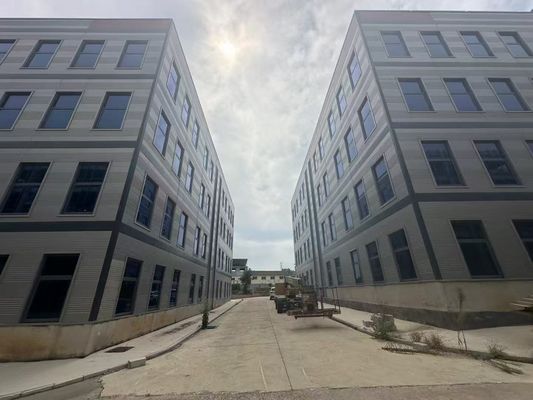 Individuelle Vorhangwand Vorgefertigte Stahlgebäude Langlebiges flexibles Design