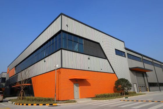 Industrielles Lagergebäude aus vorgefertigter Stahlkonstruktion mit schneller Installation und Schiebetür oder Rolltor