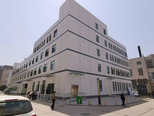 Industrieller Lagerhallenschuppen aus Stahl im Industriestil für Lagerorganisation