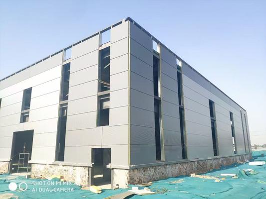 Haltbare Stahlkonstruktionshalle mit Sa 2.5 Strahlniveau und europäischer S235/S355 Materialgüte mit farbigem Stahlblechdach