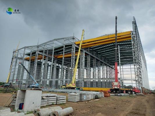 Kundenspezifisches Stahlkonstruktionslager mit Schrägdach und lackierter Oberflächenbehandlung für die industrielle Lagerung